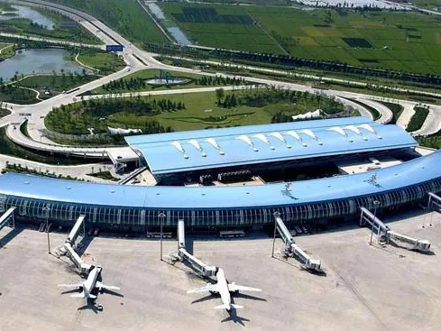 Nhà ga sân bay với khung thép